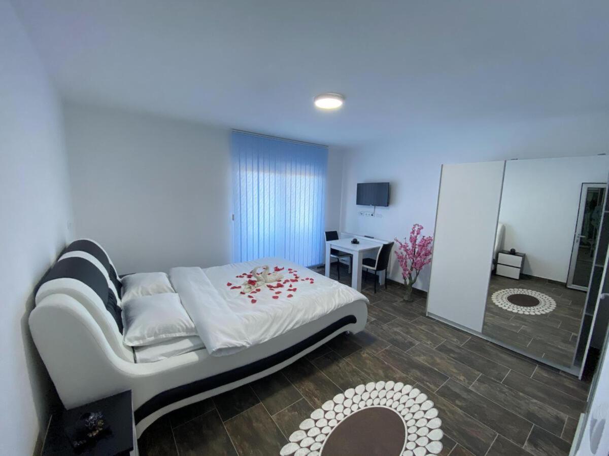 Motel Aladin Cazin Εξωτερικό φωτογραφία